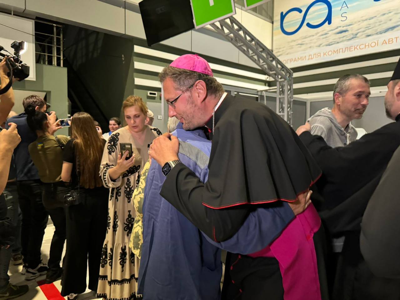 Зеленский показал фото освобожденных из плена 10 украинцев